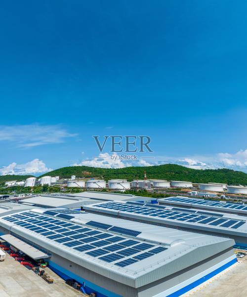 仓库工厂太阳能电池俯视图.太阳能光伏板系统电源或工业建筑屋顶太阳